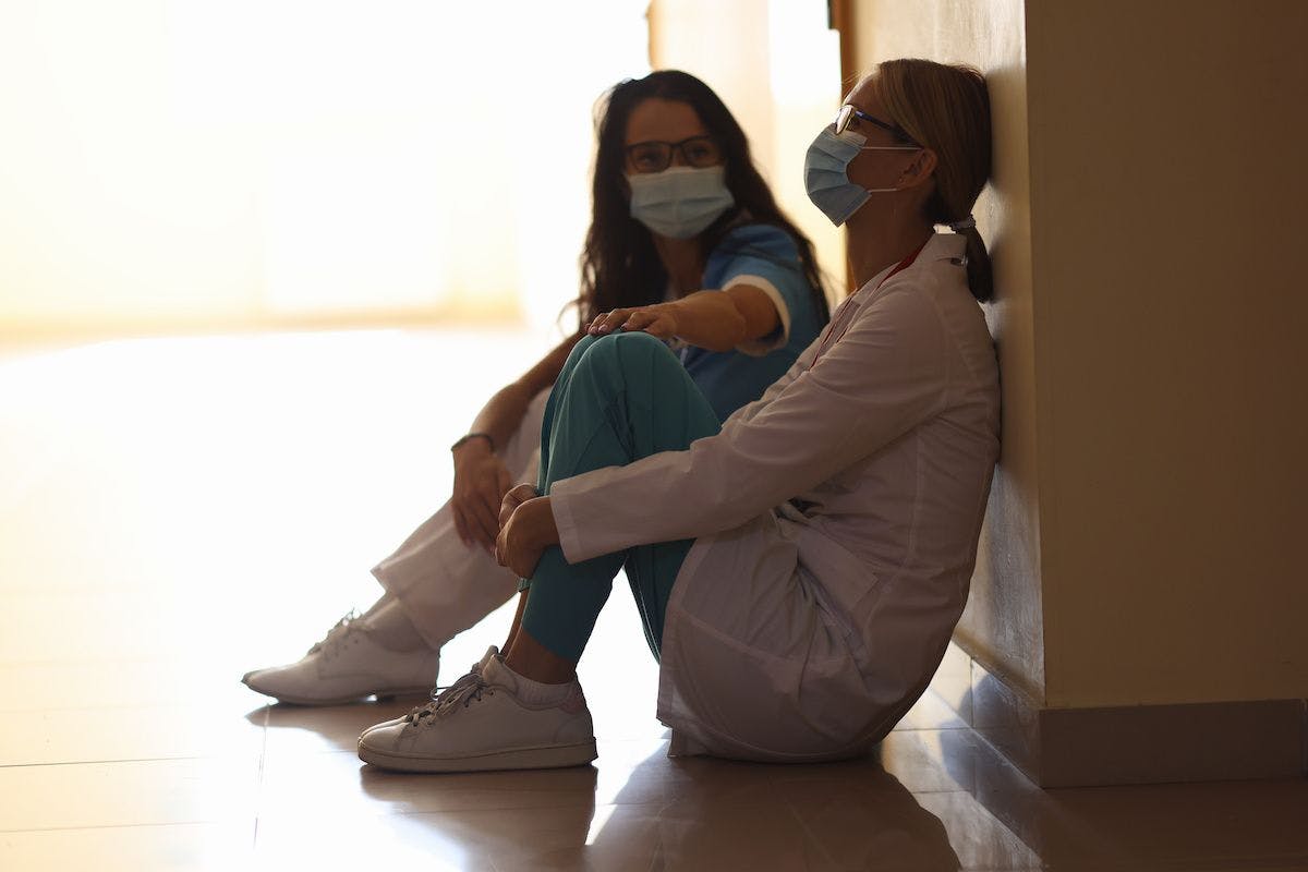 physicians in corridor burnout: © H_Ko - stock.adobe.com