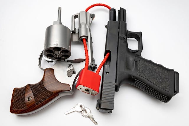 revolver and pistol with cable lock: © Atlantist studio - stock.adobe.com