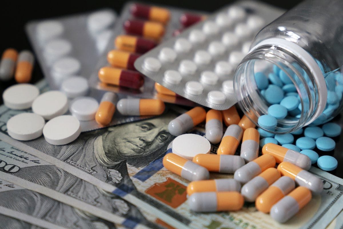 pills capsules on money pharmaceutical concept: © Oleg - stock.adobe.com