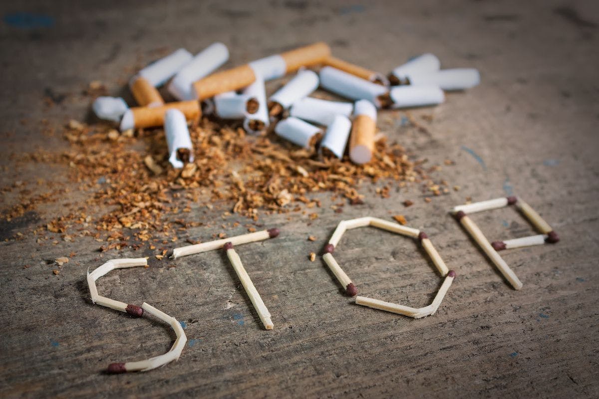 stop smoking with broken cigarettes: © alexvav - stock.adobe.com