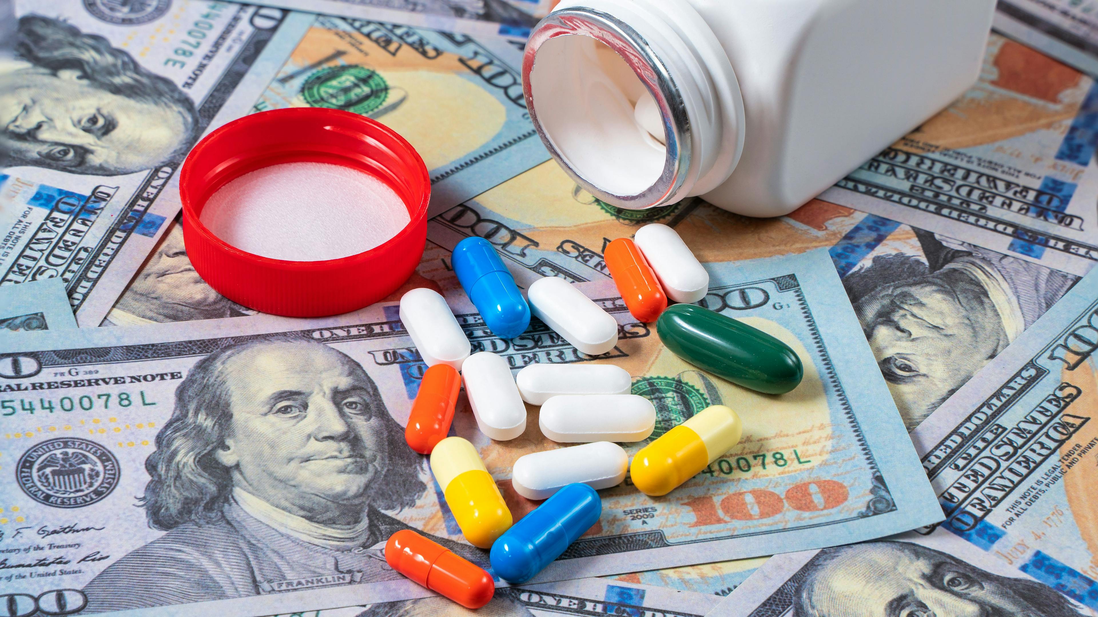 Drug capsules spilled on hundred-dollar bills ©Narak-stock.adobe.com