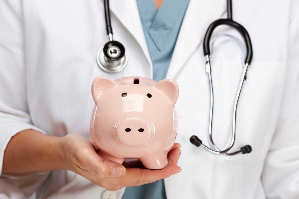 doctor holding piggy bank: © Andy Dean - stock.adobe.com