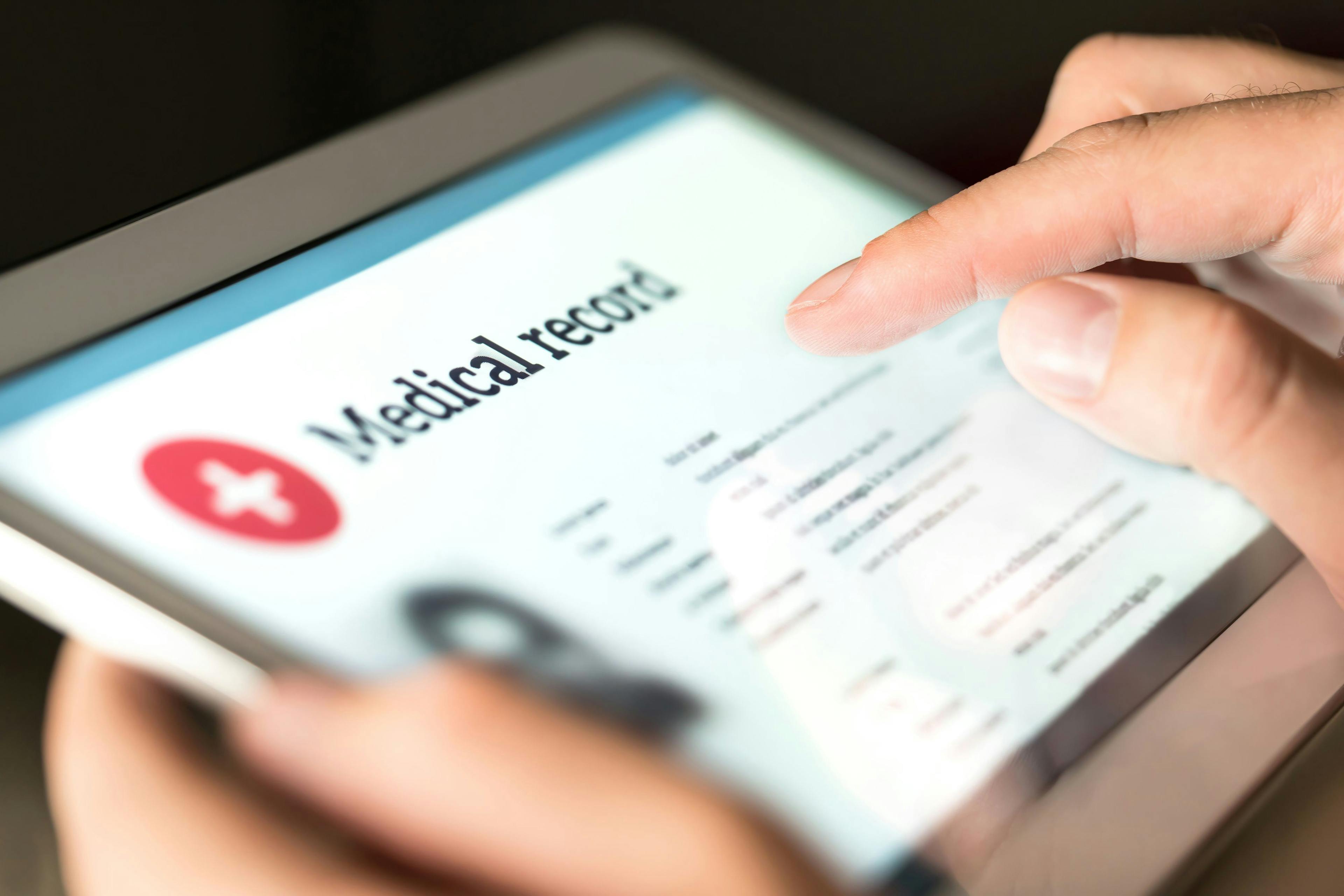 Finger pointing to medical record on electronic tablet ©terovesalainen-stock.adobe.com