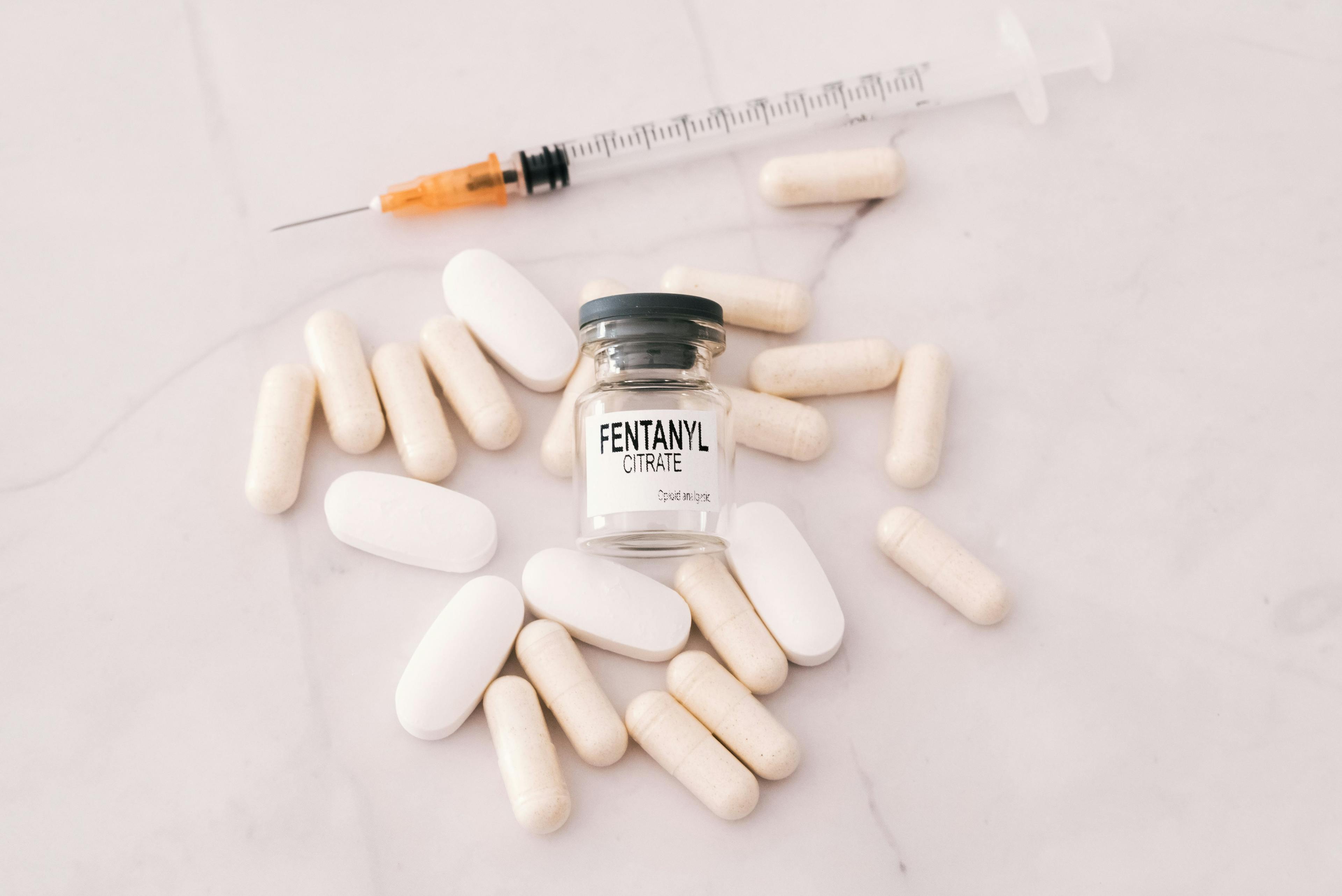 fentanyl bottle with needle and pills ©Joaquin Corbalan-stock.adobe.com