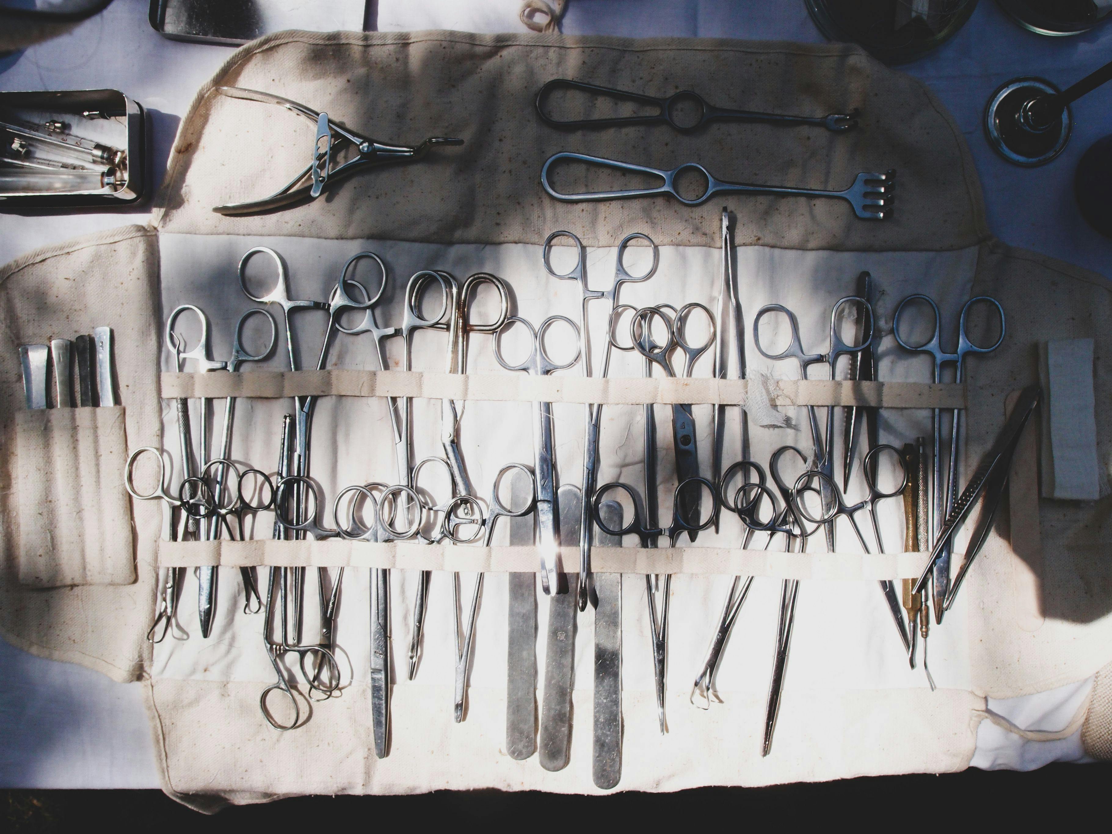 Portable set of vintage surgical instruments from the Second World War © klioli - stock.adobe.com