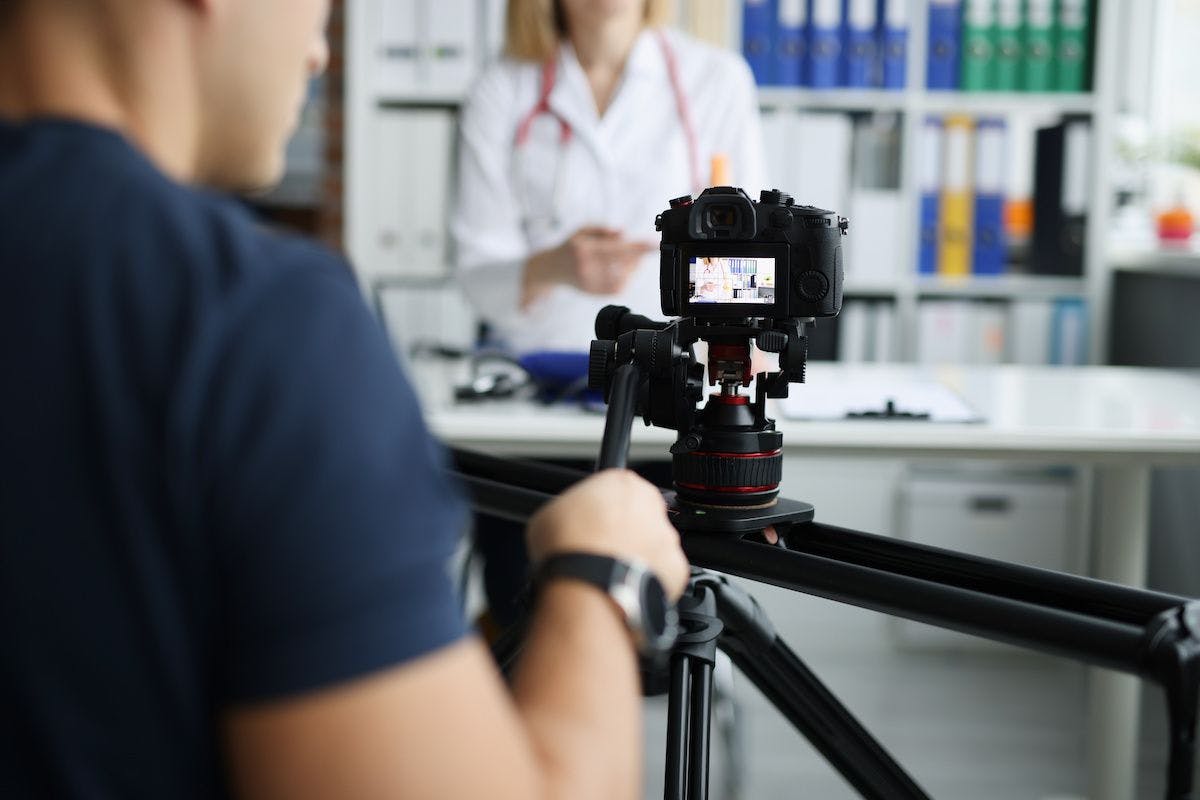 photographer filming doctor on camera: © H_Ko - stock.adobe.com