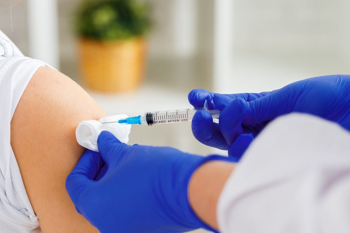 doctor vaccinates patient in arm © fotofabrika - stock.adobe.com