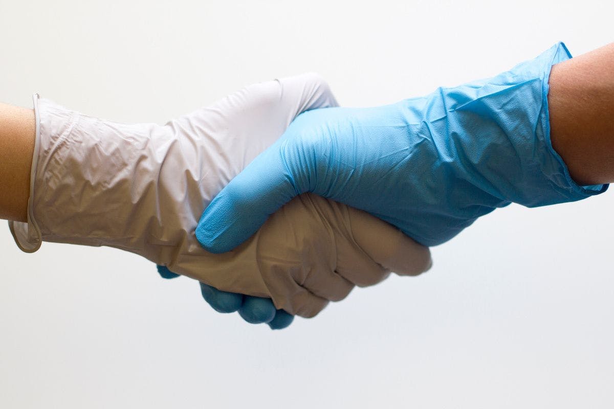 medical gloves handshake: © Tada Images - stock.adobe.com