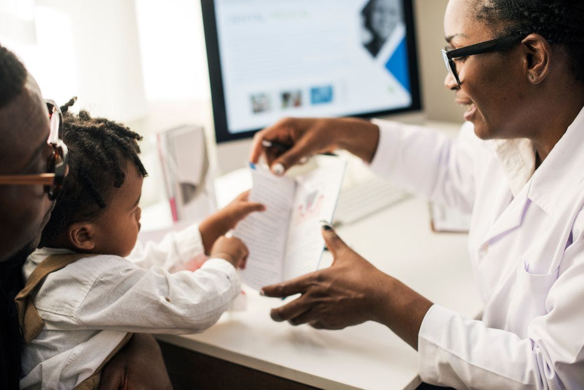 Black physician child parent: © Rawpixel.com - stock.adobe.com