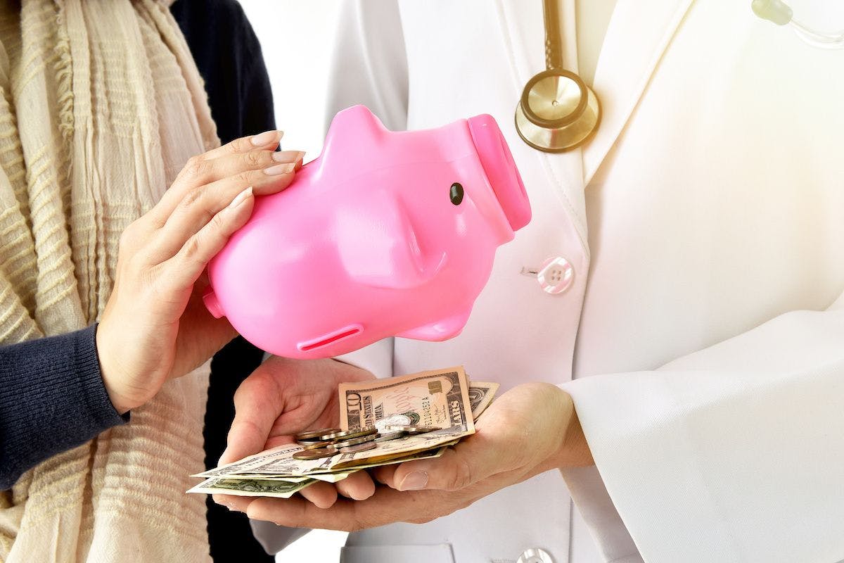 medical bills physician piggy bank concept © ARTFULLY-79 - stock.adobe.com