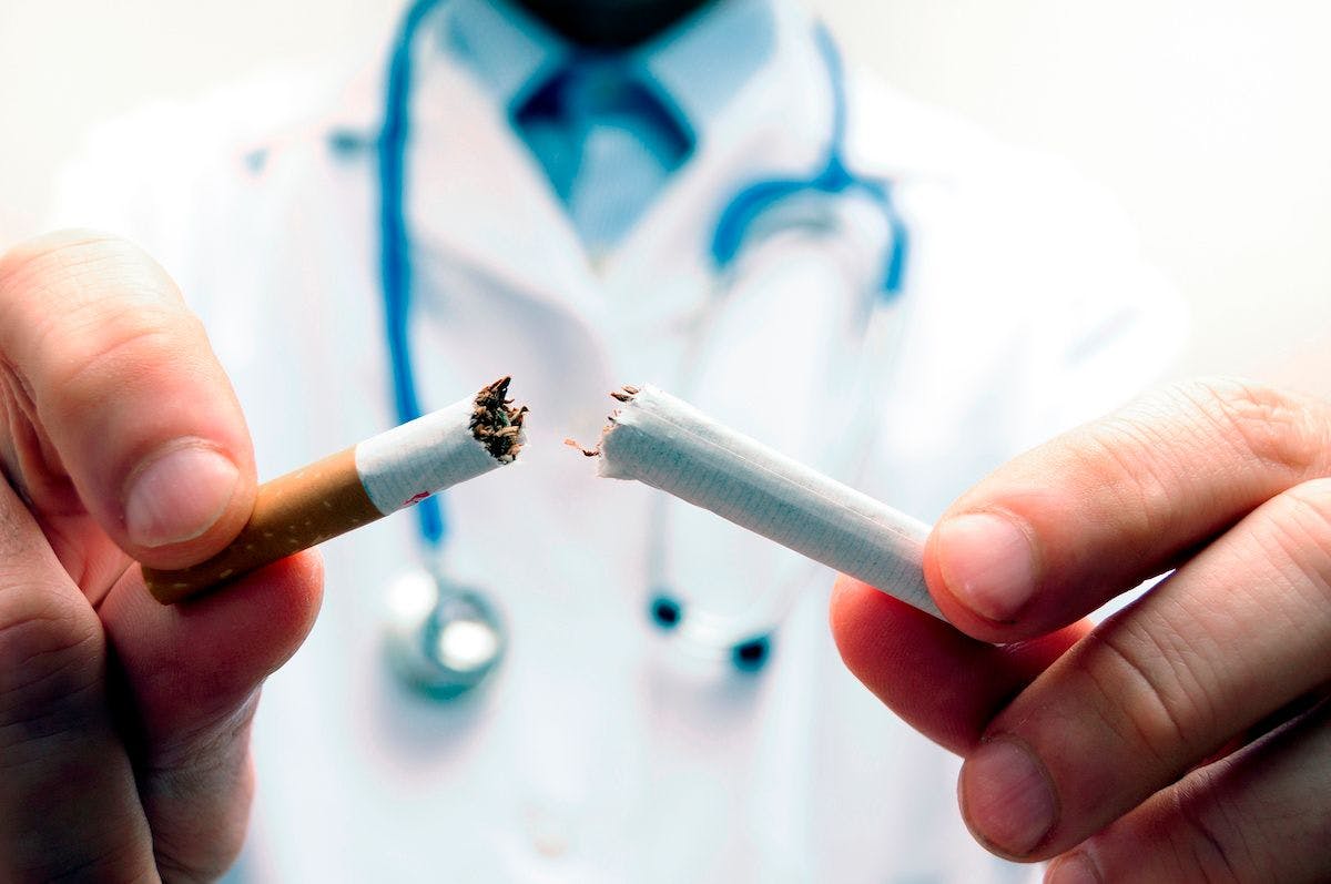 doctor with broken cigarette smoking: © Visualmind - stock.adobe.com