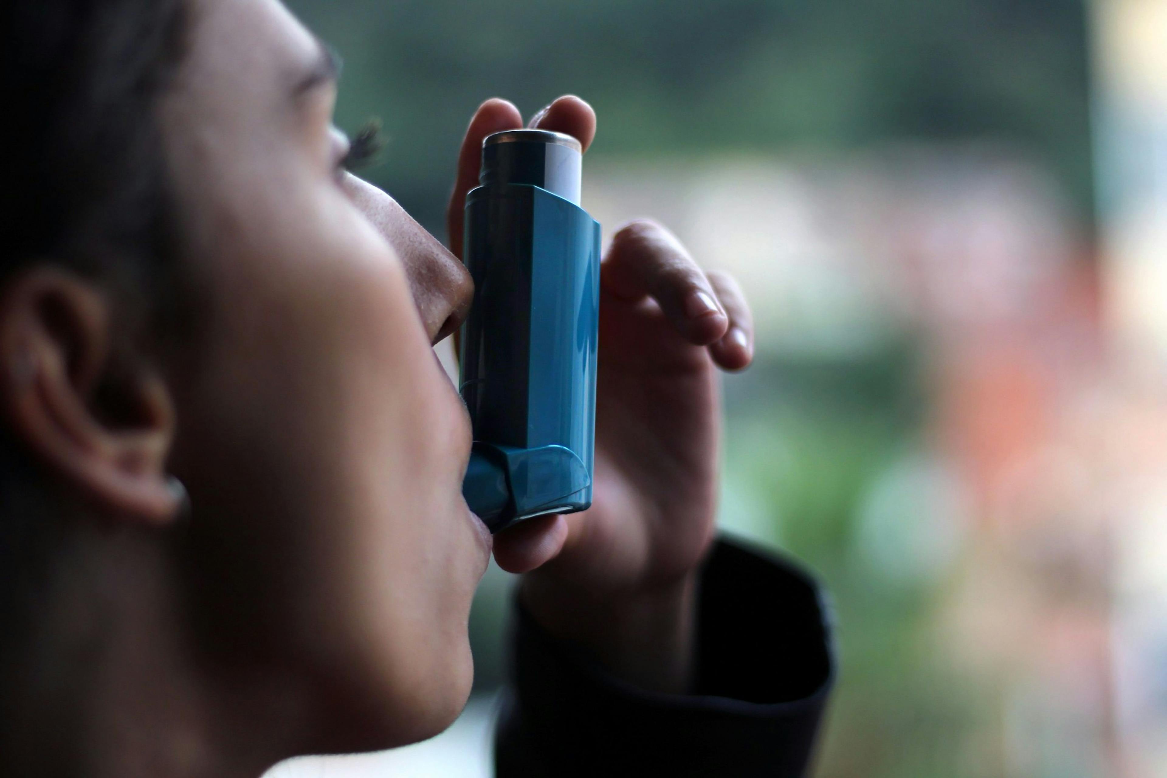 Woman using asthma inhaler ©DALU11-stock.adobe.com