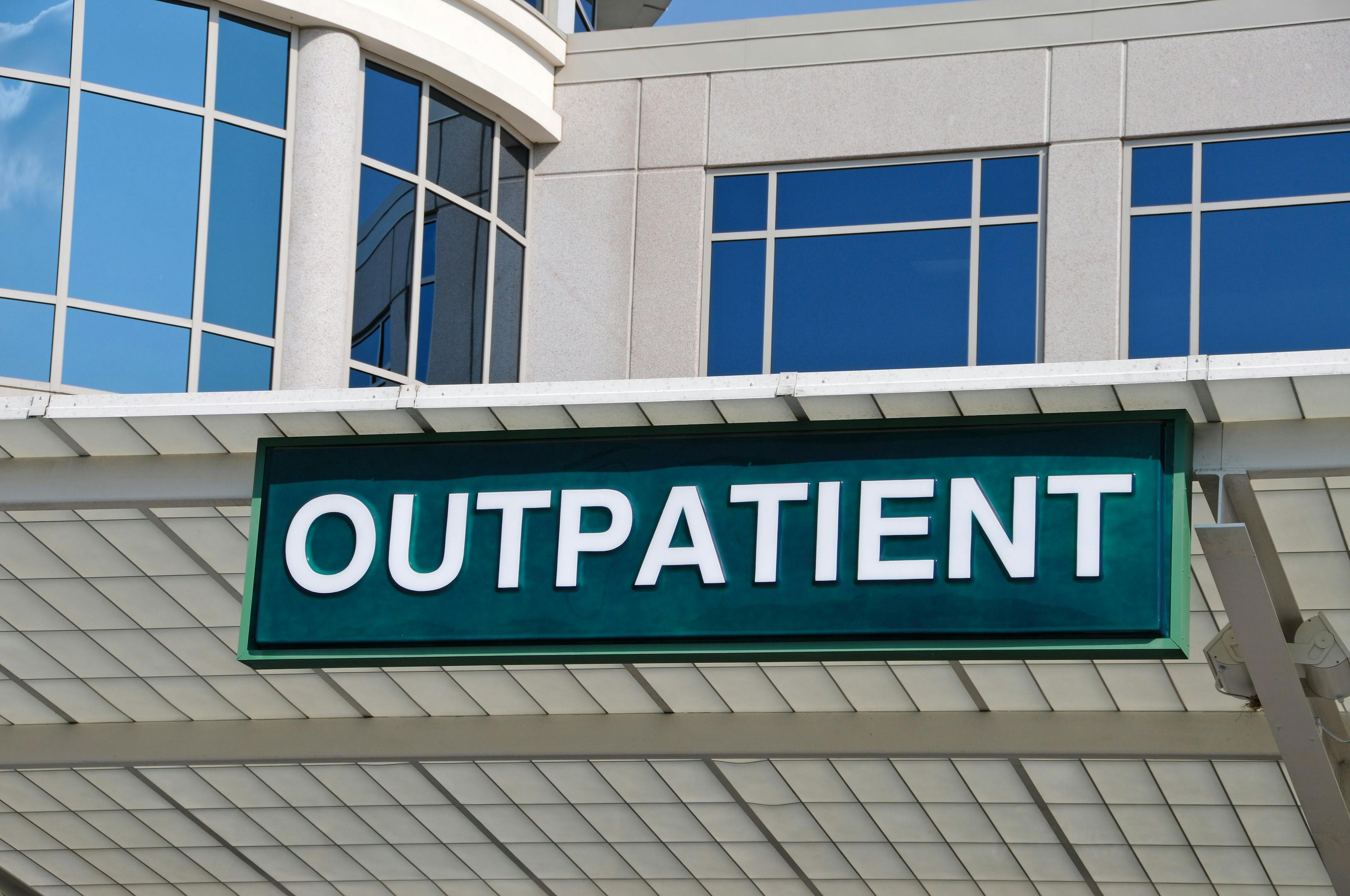Outpatient sign at hospital ©EyeMark-stock.adobe.com