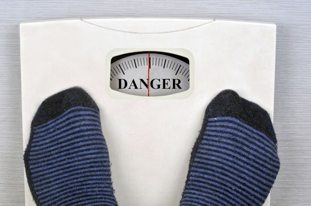 weight scale showing danger: © Richard Villalon - stock.adobe.com