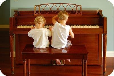 2 boys play piano