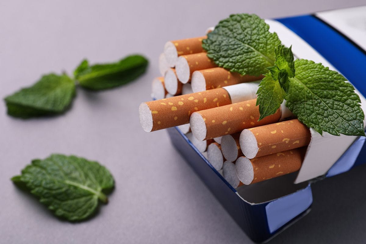 menthol cigarettes mint leaves: © New Africa - stock.adobe.com