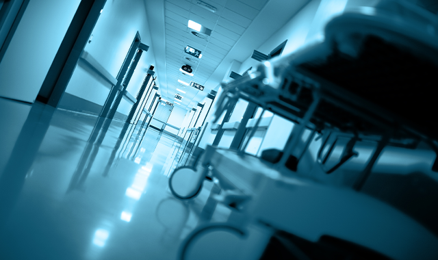 dark hospital corridor gurney: © sudok1 - stock.adobe.com